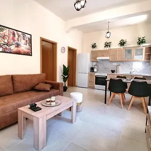 Alex Apartment, Cozy Place In Center Appartamento Candia